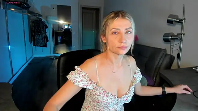 Snapshot of ZoeGrant chatting on February 15, 2026, 7:02 pm ZoeGrant online show from February 15, 2026, 7:02 pm