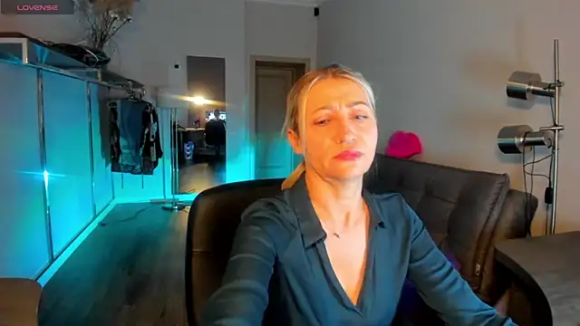 Snapshot of ZoeGrant chatting on February 13, 2026, 9:48 pm ZoeGrant online show from February 13, 2026, 9:48 pm