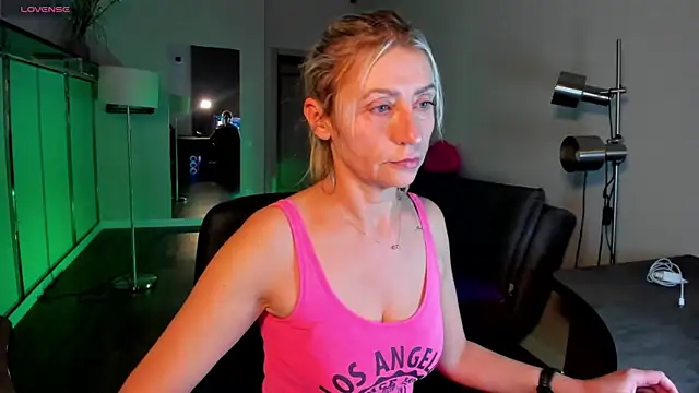 Snapshot of ZoeGrant chatting on February 8, 2026, 9:45 pm ZoeGrant online show from February 8, 2026, 9:45 pm