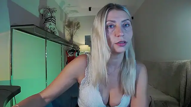 ZoeGrant online show from October 5, 2025, 6:31 pm