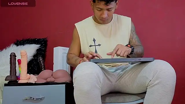 Snapshot of TomLover_12 chatting on October 22, 2025, 10:41 pm TomLover 12 online show from October 22, 2025, 10:41 pm