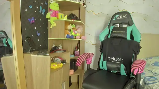 Hot Brunette34 online show from September 25, 2025, 9:21 pm