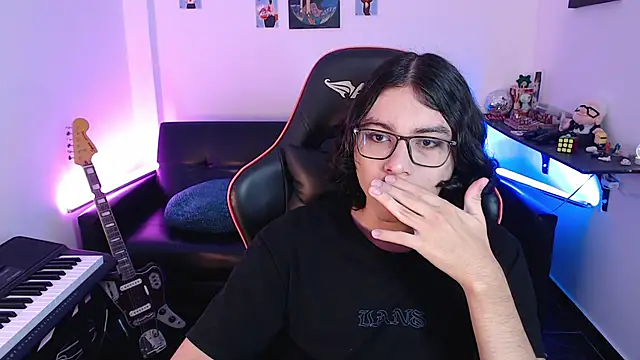 Snapshot of malik_harrison__ chatting on March 6, 2025, 4:17 pm malik harrison   online show from March 6, 2025, 4:17 pm