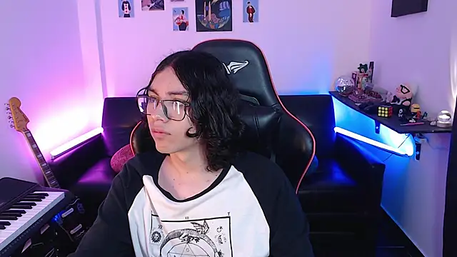 Snapshot of malik_harrison__ chatting on March 18, 2025, 6:39 pm malik harrison   online show from March 18, 2025, 6:39 pm