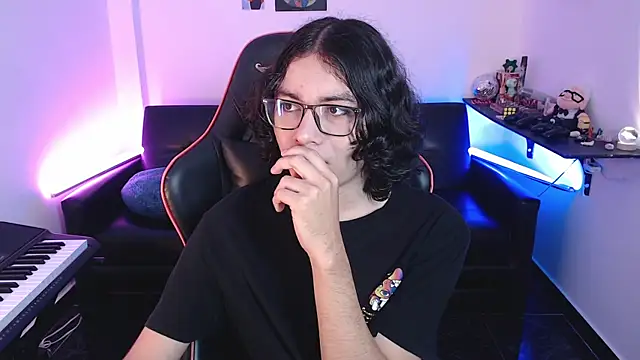 Snapshot of malik_harrison__ chatting on February 24, 2025, 2:15 pm malik harrison   online show from February 24, 2025, 2:15 pm