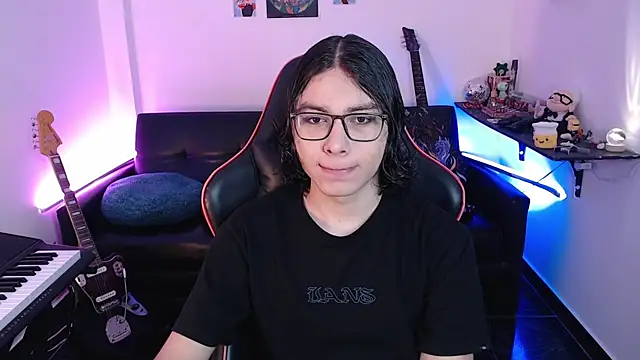 Snapshot of malik_harrison__ chatting on March 13, 2025, 2:44 pm malik harrison   online show from March 13, 2025, 2:44 pm