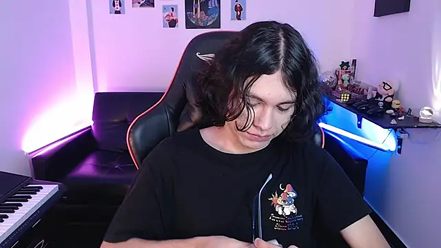 Snapshot of malik_harrison__ chatting on February 15, 2025, 2:44 pm malik harrison   online show from February 15, 2025, 2:44 pm