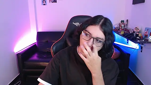 Snapshot of malik_harrison__ chatting on February 4, 2025, 1:59 pm malik harrison   online show from February 4, 2025, 1:59 pm