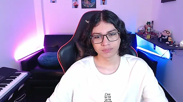 Snapshot of malik_harrison__ chatting on February 27, 2025, 3:26 pm malik harrison   online show from February 27, 2025, 3:26 pm