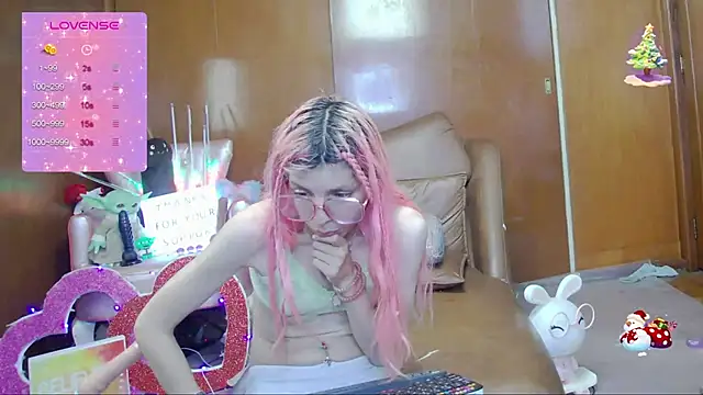 Snapshot of Skinygirl chatting on October 1, 2025, 12:38 am Skinygirl online show from October 1, 2025, 12:38 am