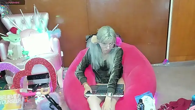 Skinygirl online show from May 16, 2026, 12:09 am