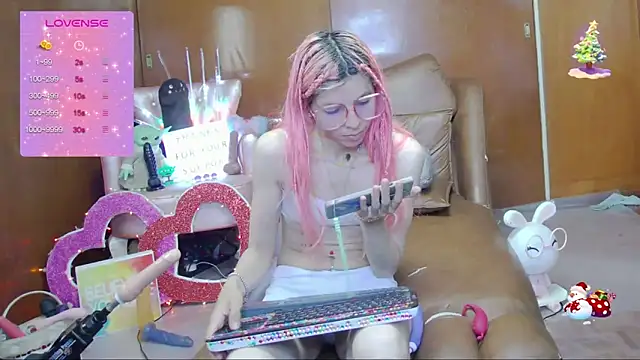 Snapshot of Skinygirl chatting on September 27, 2025, 1:01 am Skinygirl online show from September 27, 2025, 1:01 am