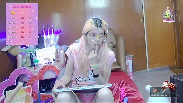 Snapshot of Skinygirl chatting on March 21, 2025, 12:29 am Skinygirl online show from March 21, 2025, 12:29 am