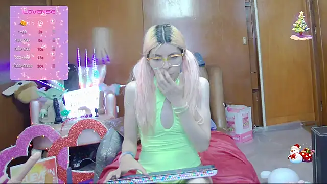 Snapshot of Skinygirl chatting on March 22, 2025, 12:49 am Skinygirl online show from March 22, 2025, 12:49 am