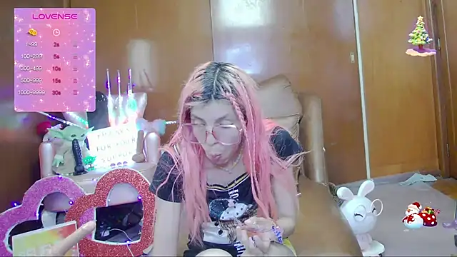 Snapshot of Skinygirl chatting on October 3, 2025, 12:14 am Skinygirl online show from October 3, 2025, 12:14 am