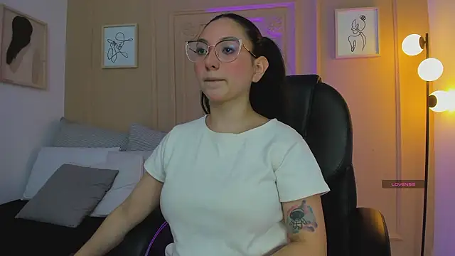 lucy neil online show from February 5, 2026, 2:40 am