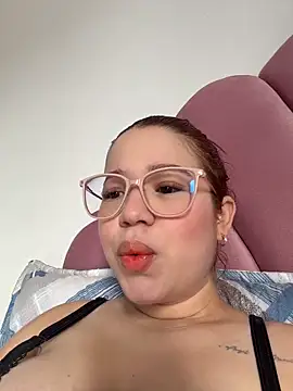 Snapshot of Lucyklein2022 chatting on March 22, 2026, 6:42 pm Lucyklein2022 online show from March 22, 2026, 6:42 pm