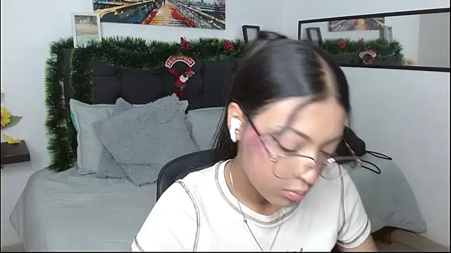 Snapshot of vaness_weet chatting on December 19, 2025, 8:44 pm vaness weet online show from December 19, 2025, 8:44 pm