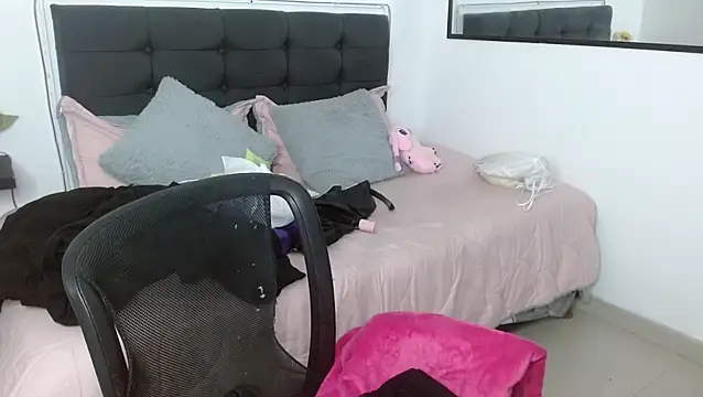 Snapshot of vaness_weet chatting on February 17, 2026, 8:28 pm vaness weet online show from February 17, 2026, 8:28 pm