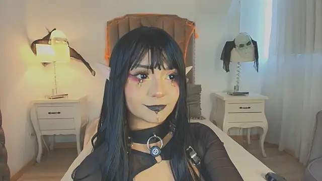 Emma Torres   online show from October 31, 2025, 12:35 pm