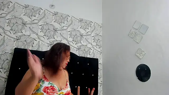 Keira Lennox online show from December 22, 2025, 11:43 am