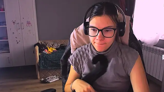 Snapshot of MollyLollipop chatting on December 4, 2025, 4:22 am MollyLollipop online show from December 4, 2025, 4:22 am