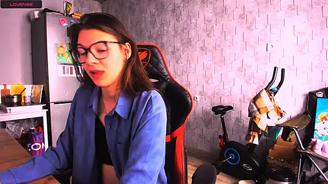 Snapshot of MollyLollipop chatting on March 17, 2025, 4:29 am MollyLollipop online show from March 17, 2025, 4:29 am