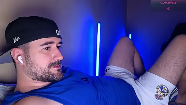 DominantTheo online show from April 9, 2026, 3:52 am