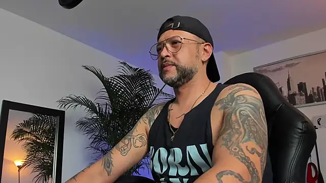 MrFrank tattoo online show from January 29, 2025, 7:22 pm