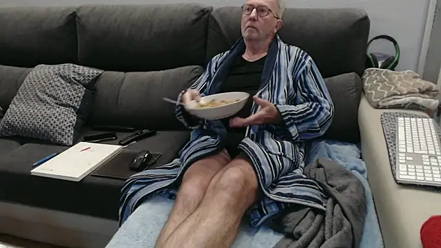 Nudelschwanz online show from February 12, 2026, 8:52 pm