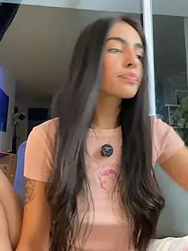 Snapshot of DaphneUwu chatting on June 14, 2026, 2:24 am DaphneUwu online show from June 14, 2026, 2:24 am