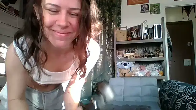 Snapshot of SuzieWanKenobi chatting on December 4, 2024, 1:58 pm SuzieWanKenobi online show from December 4, 2024, 1:58 pm