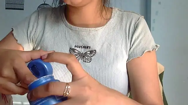 lovelydesi21 online show from November 17, 2025, 4:49 am