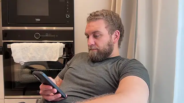 Bear bear  online show from April 8, 2026, 9:44 am