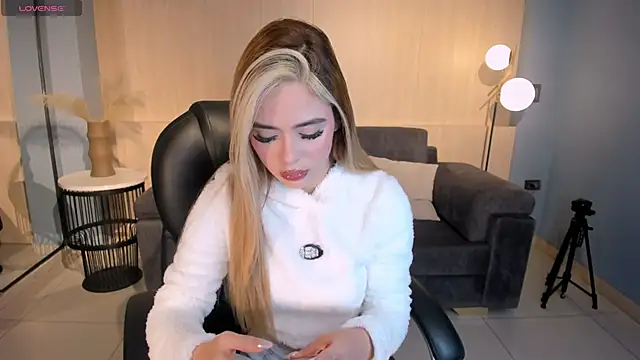 JuanitaClay online show from January 19, 2026, 12:20 pm