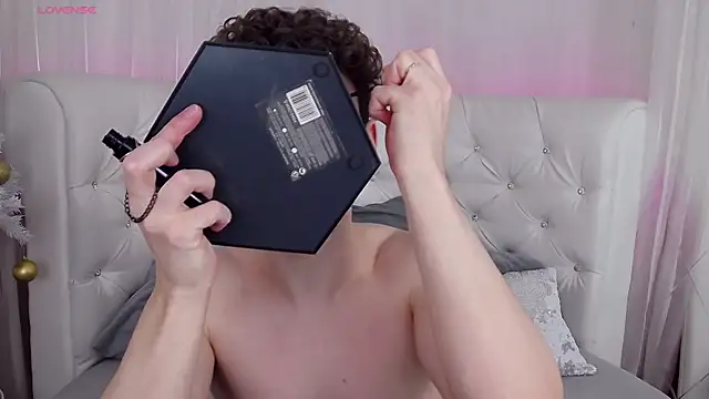 Snapshot of RobbyCharming chatting on January 9, 2026, 3:35 am RobbyCharming online show from January 9, 2026, 3:35 am