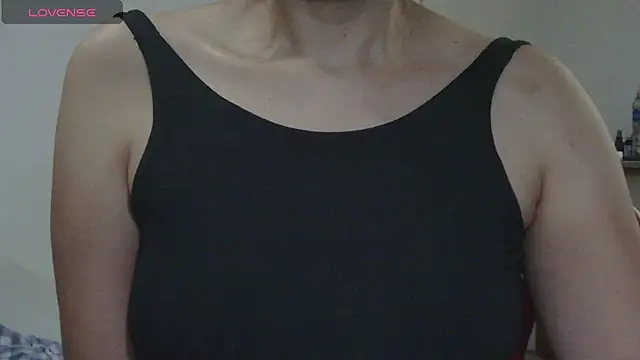 Snapshot of ErikaRika chatting on February 23, 2025, 11:04 pm ErikaRika online show from February 23, 2025, 11:04 pm