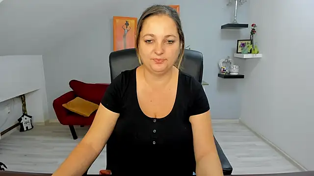 LollaGirl online show from October 17, 2025, 3:21 am