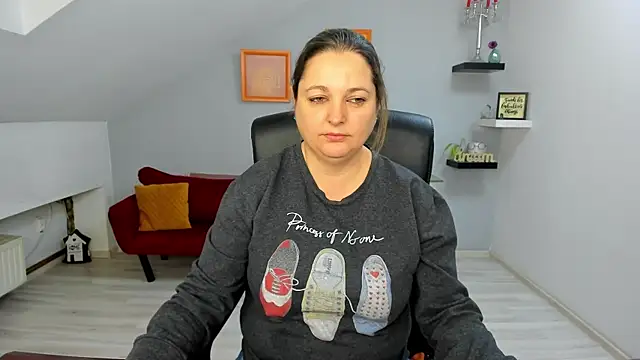 LollaGirl online show from January 12, 2026, 4:19 am