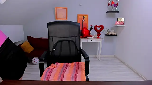 LollaGirl online show from February 17, 2026, 4:21 am