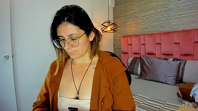 SarahDeyvis online show from October 28, 2025, 4:17 pm