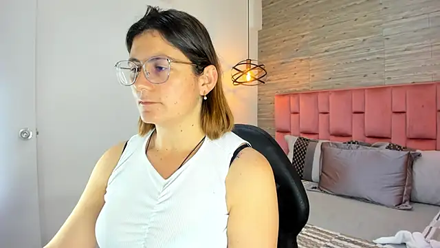 Snapshot of SarahDeyvis chatting on October 6, 2025, 12:06 pm SarahDeyvis online show from October 6, 2025, 12:06 pm