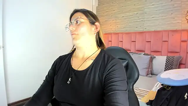 Snapshot of SarahDeyvis chatting on October 2, 2025, 7:28 pm SarahDeyvis online show from October 2, 2025, 7:28 pm