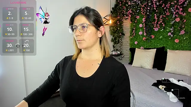 SarahDeyvis online show from November 18, 2025, 5:49 pm