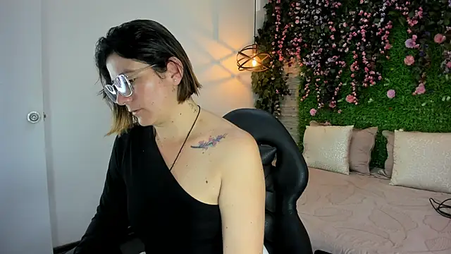 SarahDeyvis online show from December 14, 2025, 1:28 pm