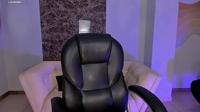 EveBensonX online show from October 18, 2025, 12:51 pm