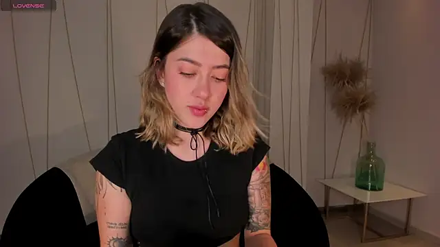 EveBensonX online show from May 21, 2026, 7:44 pm