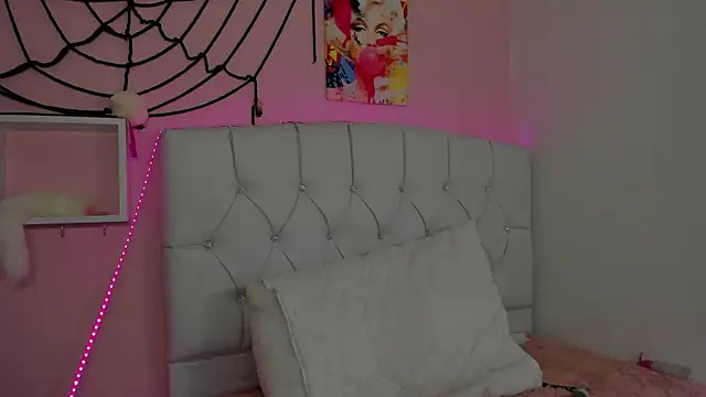 18candys online show from October 20, 2025, 10:43 pm