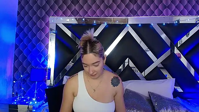 victoriaa lee  online show from April 9, 2026, 7:53 pm