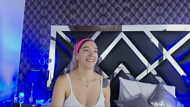 victoriaa lee  online show from March 20, 2025, 7:35 pm